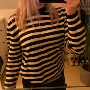Zara  - Säljer denna fina tröja från Zara då jag ej fått användning av den utan bara hängt i garderoben, helt oanvänd och alla prislappar sitter kvar🥰