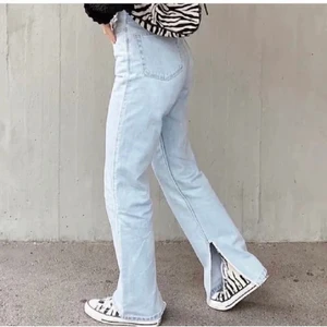 Weekday byxor - Säljer mina weekday byxor då dom är lite stora! Använda men är som helt nya. Köpare står för frakt! Kom med förslag på pris 🤍 (lånad bild) 