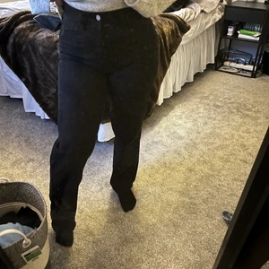 Cubus svarta jeans - Säljer mina svarta jeans från Cubus då jag inte använder dom längre. Köpte för 400 kr och har använt max 3 gånger. Jag är 163cm och på mig är längden på byxorna väldigt bra 💕