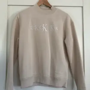 Väldigt snygg nike sweatshirt som endast är använd en gång, slutsåld överallt. Storlek M, passar s,xs. Köpt för 1200kr. Köparen står för frakten🤍