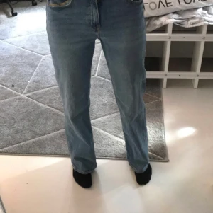 Jeans från H&M  - Bra skick nästan aldrig använda jag är 1,62 passar folk som har storlek 34-36 skulle jag tro hör av er för o diskutera pris:) BARA SERIÖSA KÖPARE 