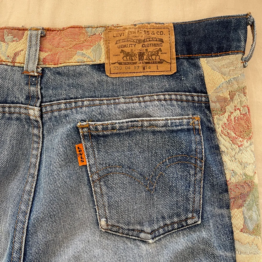 Levis jeans i bra skick med orange tab. Storlek M.. Jeans & Byxor.