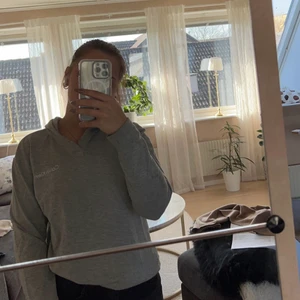 Calvin Klein hoodie💕 - Tunn Calvin Klein hoodie, perfekt till vår/sommar💕