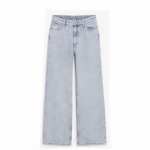 Monki yoko - Säljer dessa Yoko jeans, storlek 28. Bra skick, frakt ingår inte . Säljer även ett par i mörk blå färg! 