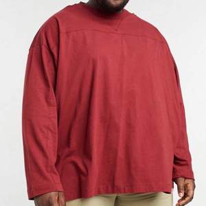 En vinröd långärmad tröja i oversize med dekorativ söm❤️ Använd sparsamt så den är i väldigt fint skick🥰 säljer pga flytt!!