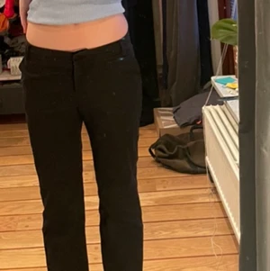 Kostymbyxor svarta  - Säljer mina super fina svarta kostymbyxor i super skönt material. Jag är 177 cm💗💗har normalt 38 i byxor. 