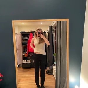 Fin stickad halterneck topp☀️💗 - Säljer min fina halterneck topp från zara. Perfekt till sommaren och passar till allt.💗💗