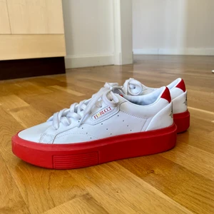 Adidas x fiorucci, superred ⭐️ - Världens finaste sneakers som jag fick i julklapp, men var för små! Har använt en gång, annars helt som nya. Skulle säga att dem är en perfekt strl 38.                                                            Säljer till detta priset för jag verkligen tycker någon ska få användning av dem!💓