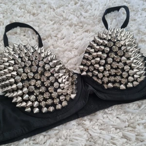 BH med spikes/nitar - BH med spikes/nitar. Använd 1 gång. står ingen exakt storlek men passar en 70-75C 🖤