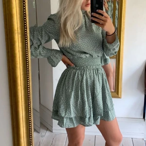 Prickig klänning - Jätte fin prickig klänning från missguided i storlek EUR: 34, men skulle säga att den är xs-s. Använd vid två tillfällen. Perfekt skick. Jätte fin till midsommar eller liknande. 