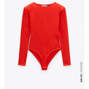 Röd body med axelvaddar - Helt ny body från zara med lappen kvar. Sitter oerhört snyggt. Men passar mig inte i storleken.