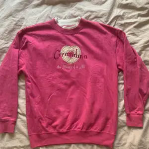 Super söt rosa tröja med tryck och små rhinestones! Jätte bekväm, och använd få gånger! köpt för ungefär 300kr säljer för 100🎀
