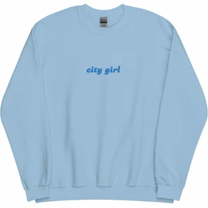 City girl broderi sweatshirt (blå) - City girl broderi sweatshirt, handgjorda. Finns i storlekar S, M, XL. 50%bomull, 50% polyester. Fri frakt. Spårbart frakt. (2-6 leverans dagar). Ni kommer få ett email bekräftelse några minuter efter beställning. 