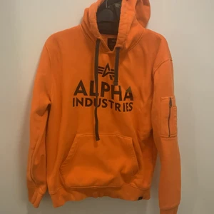 Alpha industries - Bra skick storlek medium! Dock har jag tagit av bandet som ska sitta på sidan av tröjan o tappat bort det där av priset. Fler bilder kan skickas vid intresse.