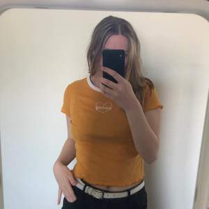 Supergullig croppad gul/orange t-shirt med tunna ränder💛🧡