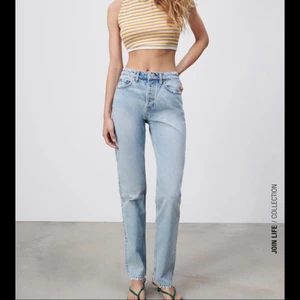 Zara mid Rise jeans  - Säljer dessa snygga mid Rise full legth jeansen från zara som inte kommer till användning. Storlek 40 men passar mig som ofta har 36-38 men de sitter lite lösare vilket blir väldigt snyggt. Endast använda fatal gänger, skriv vid intresse eller för fler bilder!💕💕❤️