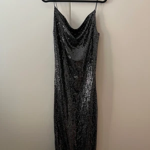 Klänning - Väldigt fin tajt klänning. Oanvänd 