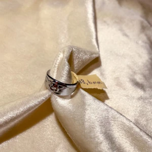 Handgjord ring  - Jag driver UF-företag Wrångemyr UF som säljer handgjorda ringar tillverkade av återvunnet material, i form av bestick. Finns i flera olika storlekar. Bara att höra av dig vid intresse.