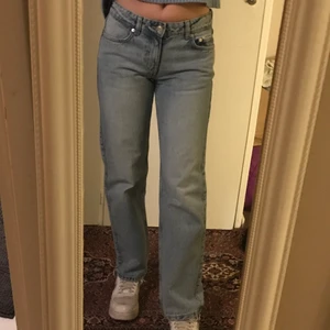 Weekday jeans arrow low waisted jeans✨ - Säljer ett par lowwasited jeans,✨ har aldrig använt de bara provat men gillar inte hur de sitter på mig så säljer de istället för att låta de ruttna i garderoben! Köparen står för frakt, om ni finns närheten av Luleå så kan vi mötas 💗✨  