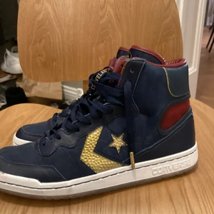 Converse sneaker - Converse sample basketsko. Köptes från en anställd på Converse och är i bra skick. Finns alltså inte att köpa någon annan stans. Skon är inspererad av basketlaget Cleveland Cavaliers i NBA.