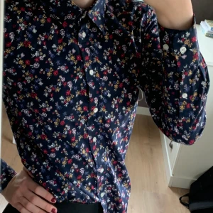 GANT skjorta blommigt mönster - Knappt använd GANT skjorta med vita, gula, röda och blåa blommor 🌹. Storlek 36.  Nypris ca 800 kr.