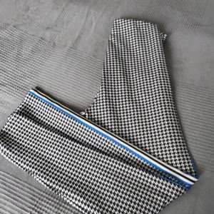 Leggings från HM - Leggings i schackrutigt mönster med revärer från HM i strl S. Såldes för några år sen. Använda men i ok skick. Tvättade. Kommer från djur och rökfritt hem. Frakt betalas av köpare. Om man vill ha annat fraktalternativ så går det att ordna. Betalning sker via Swish och varan skickas så fort betalningen inkommit. Jag ansvarar inte för postens slarv. Bud är bindande. Samfraktar gärna.