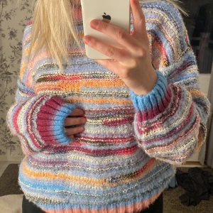 Stickad tröja  - En jättesöt och skön stickad tröja som tyvärr inte kommer till användning, storlek S. Endast använd en gång. Ordinarie pris 500kr nu 200kr + 66kr i frakt. 