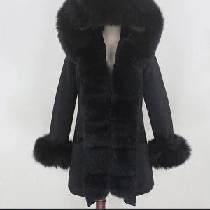 Fatima parka jacka  - En svart Fatima parkajacka med äkta päls, använt fåtal gånger