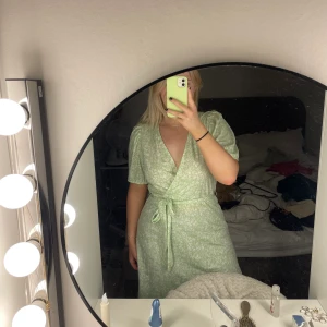 Gina klänning  - En jättefin sommarklänning från GinaTricot! Klänningen är i storlek L och säljer den pga att den är för stor för mig. Har ett band i midjan.💚🤍