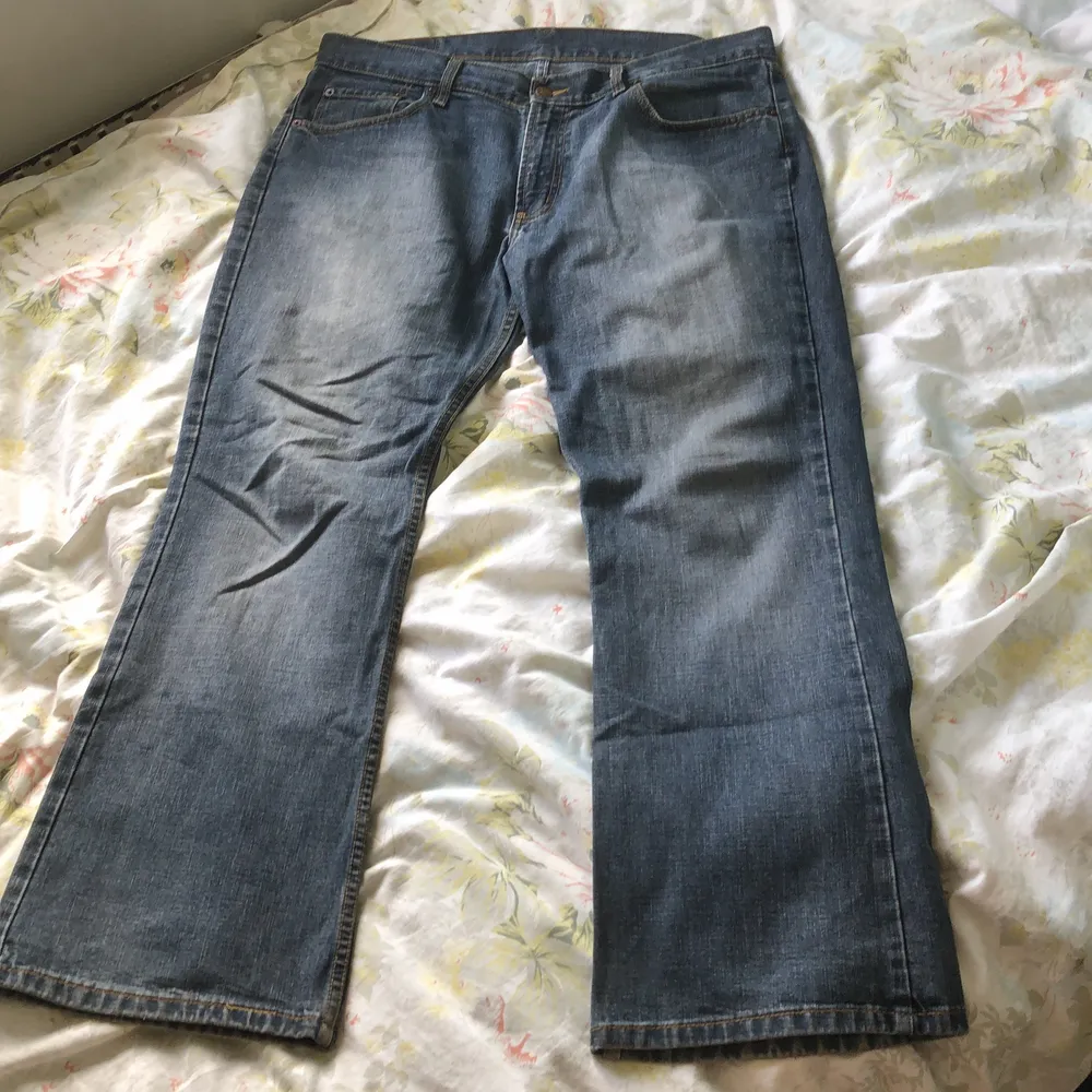 Gråa bootcut jeans från John Pearson & Son. Köpta second hand men inga tydliga defekter så vitt jag vet. Kan mötas upp på Södermalm, annars betalar köparen för frakten.. Jeans & Byxor.