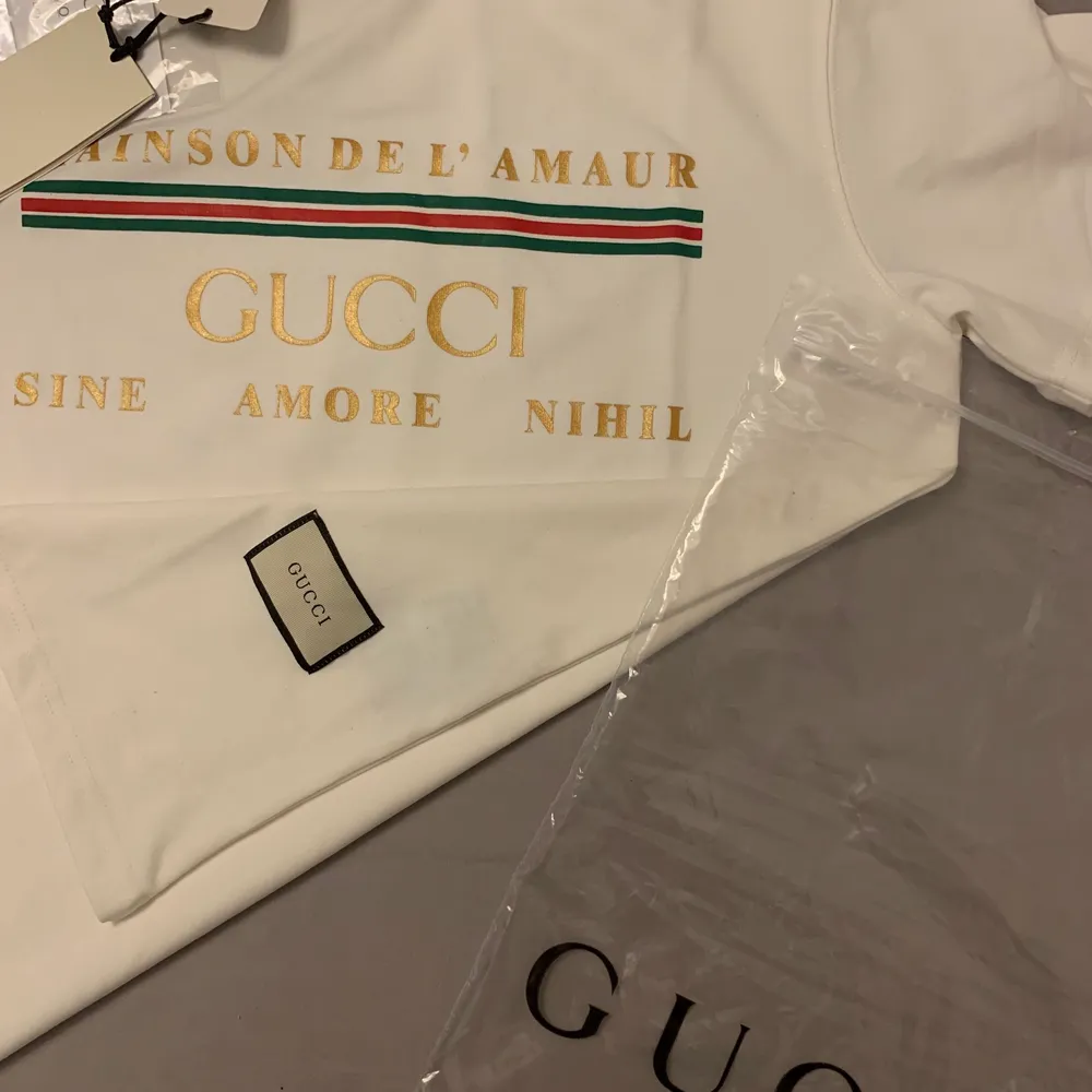 Original Gucci t-shirt med kvitto.  Storlek L . T-shirts.