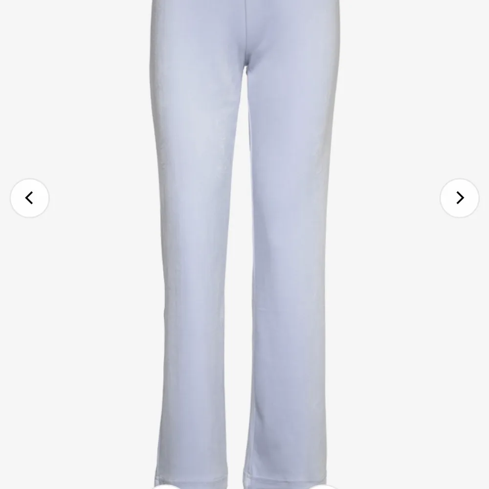Klassiska ginatricot mjukisbyxor i ljusblå färg, inte andvändt jätte mycket.. Jeans & Byxor.