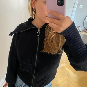 Zara tröja - Säljer min älskade zip tröja ifrån zara då jg inte får användning av den längre tyvär. Den är verkligen så skön och inte stickig alls funkar bra till både att chilla med hemma och till vardagen💞 den är i strl M men passar även mig som är en S☺️