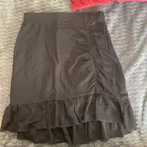 En svart kjol från Gina i storlek M. Använd några gånger.🖤
