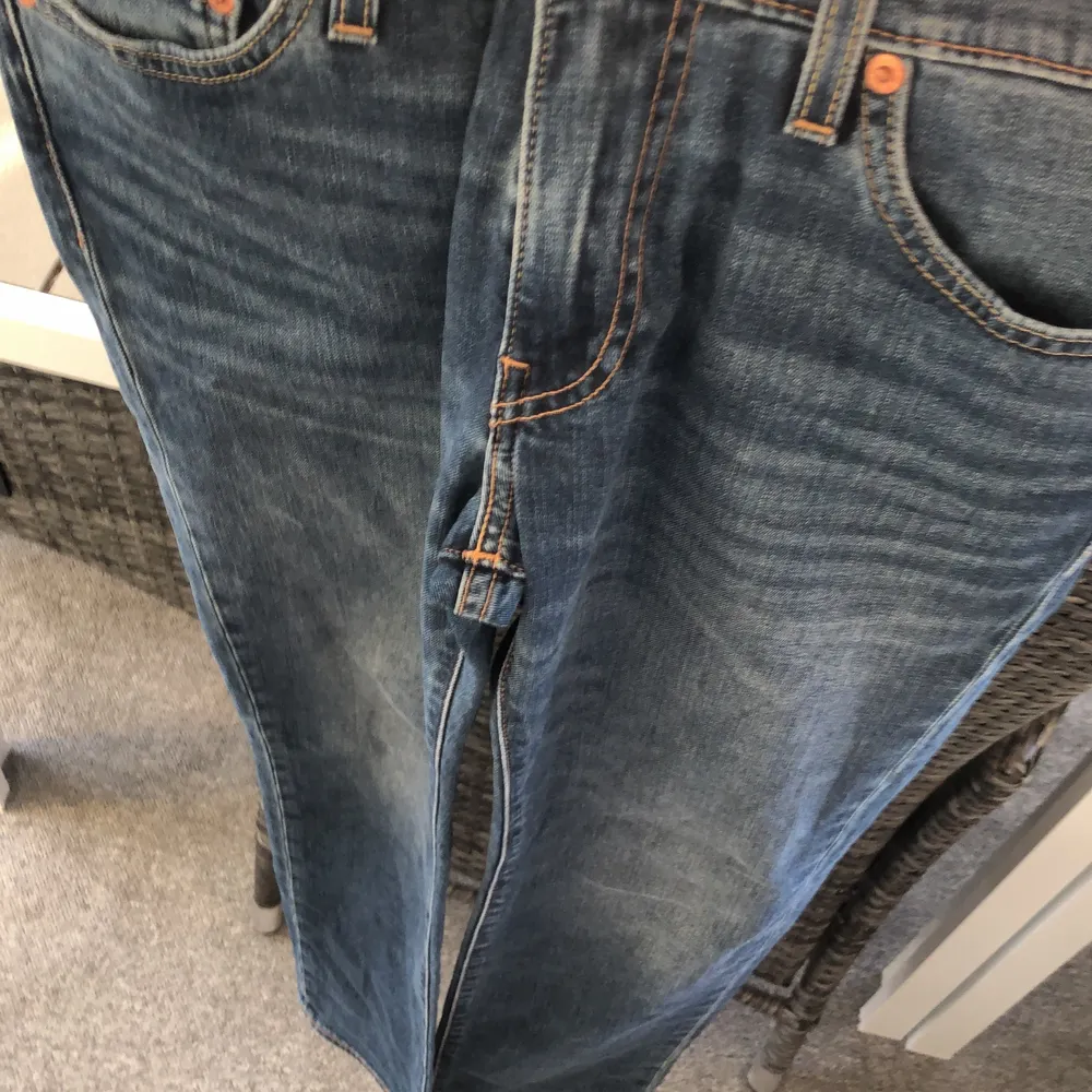 Levis jeans i en ”mittemellan” mörk/ljud färg. Straight leg. Strlk W29 L32. Lot 511. Jeans & Byxor.