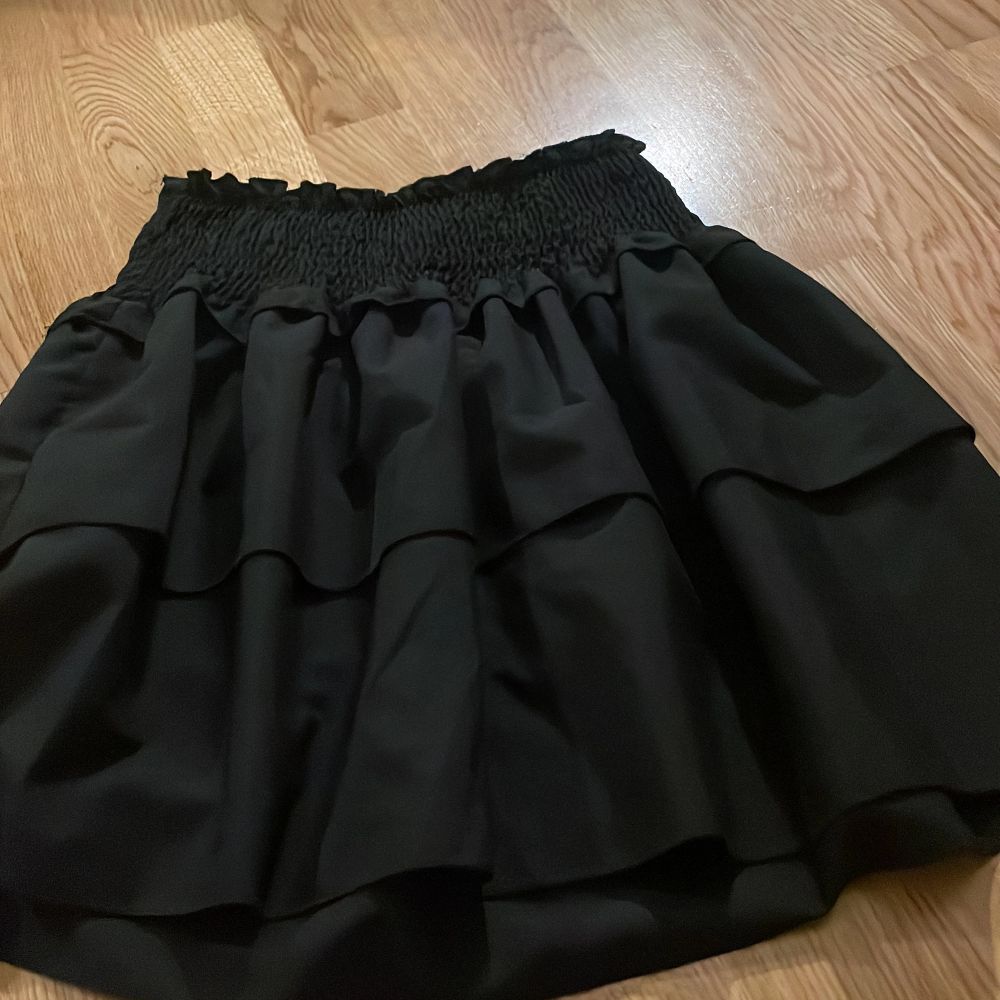 Säljer fin svart kjol från Shein i storlek s säljer den för att den e lite för stor o lite pösig på mig. Har bara haft den i ett par väckor och har använt den en gång så den e typ helt ny. Frakt ingår inte . Kjolar.