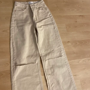 Jeans - Fina jeans från berskha,säljer då dom tyvärr är för små för mig! Enda felet på dom är att dragkedjan är paj men det går nog lätt att laga,annars är dom i bra skick❤️