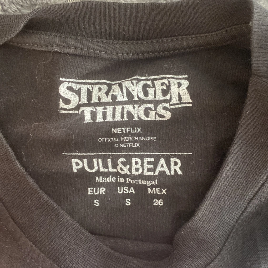 En svart stranger things t-shirt - 91