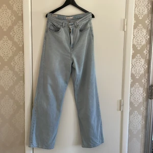 Levis high loose - Skitsnygga levisbyxor använda 2 gånger, har ett litet hål men inget man tänker på