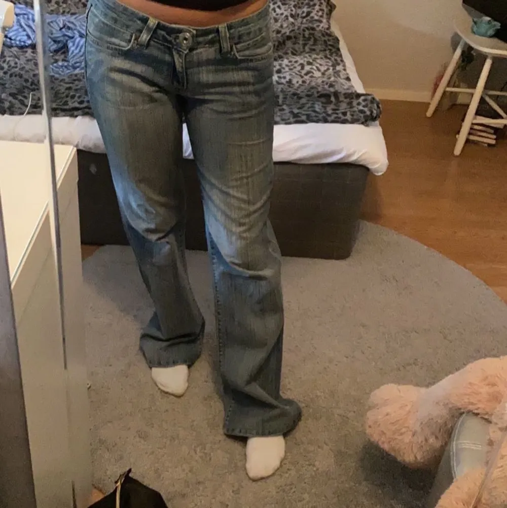 Nyinköpta lågmidjade jeans från secondhand  som passar till i princip allt!👏🏻Säljer pågrund av att jag tycker dem är lite för stora… . Jeans & Byxor.