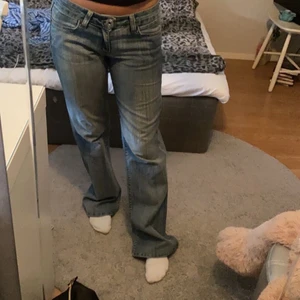 Replay  - Nyinköpta lågmidjade jeans från secondhand  som passar till i princip allt!👏🏻Säljer pågrund av att jag tycker dem är lite för stora… 