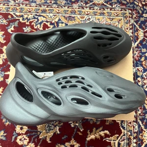 Yeezy Foan runner onyx - Yeezy Foam runner ”onyx”. Den perfekta sommar-skon. Helt nya och oanvända. Skickas snabb och spårbar. Undrar ni över något? Skriv så svarar jag så fort jag kan 🙂
