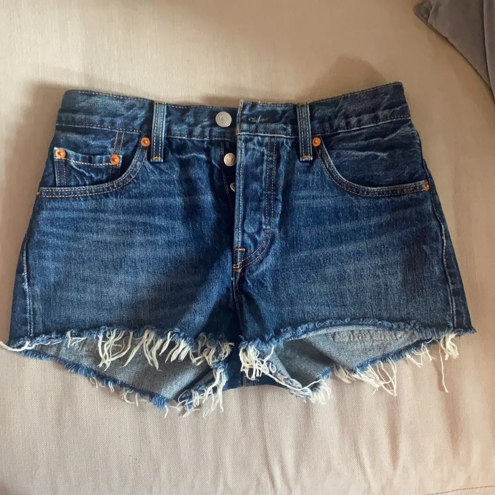 Mörkblå Levis shorts, midja 25 . Shorts.