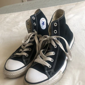 Converse  - Ett par svarta converse skor i strl 35!! De passade på mig när jag hade 36 och är i gott skick men använda💓
