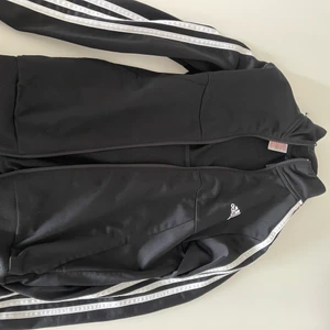 Adidas tröja och byxor  - säljer den pga den är för liten storlek: 11-12 år tar bara kontanter