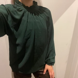 Grön blus 36 - En grön blus i strl 36, jättefina ballongärmar med resår i öppningen, väldigt fin grön färg. Aldrig använd ☺️ passar 36-40 pga väldigt rymlig
