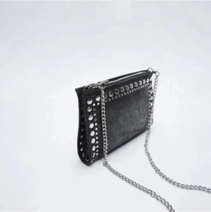 Zara väska  - Säljer min zara väska. Köpte för ett tag sedan men har ej använt så mycket därför är den i ny skick❤️TRYCK EJ PÅ KÖP DIREKT!!!