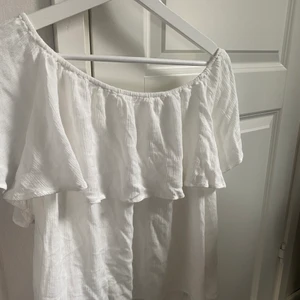 Tröja  - En fin ofshoulder tröja i mycket skönt material och i fin passform och färg. Kommer däremot inte till användning. Köpte för 150 men säljer för 100kr i storlek S🤩. 