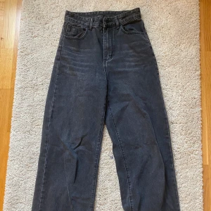 Jeans och kostymbyxor  - Båda är från shein och av rätt bra kvalla. Stl 36, båda för 160kr