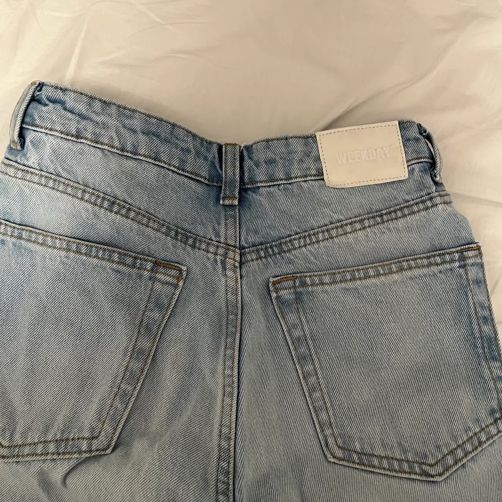 de jättefina och trendiga jeansen från weekday i modellen ”rowe” som är slutsålda. använt endast 1 gång.  inga defekter. . Jeans & Byxor.